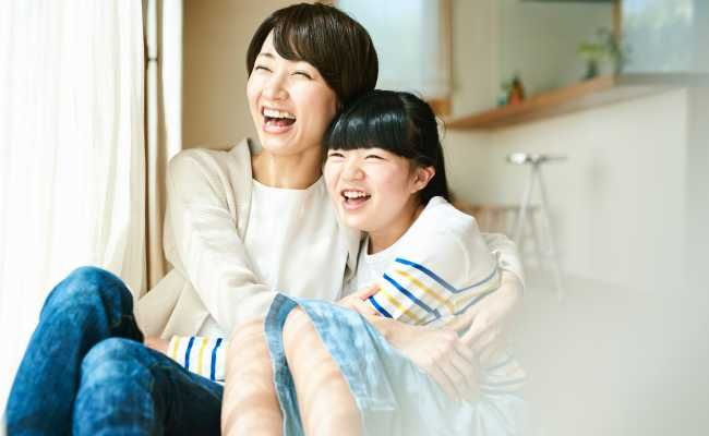母娘で笑い合うイメージ