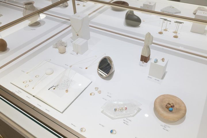 画像: ヴィンテージや作家の作品、書籍などディスプレイした小物などは、世界中から取り寄せられたもの。 出典：マリハ