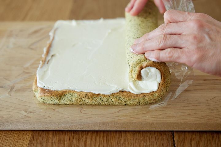 生地でクリームを巻く