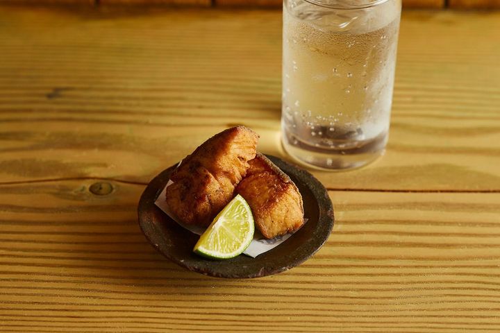 カリッと薄衣が美味！“さわらの黒七味揚げ”