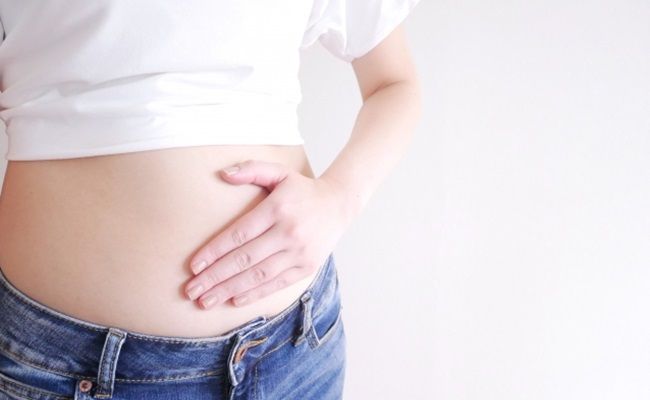 おなかを触る女性