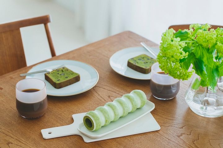 「バウムクーヘンキュート(石臼挽き宇治抹茶)」1728円、「純正バターパウンドケーキ(抹茶と小豆)」1個346円