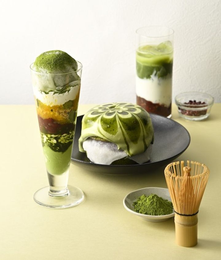 左から「パフェ 宇治抹茶と求肥」1600円、「パンケーキ 宇治抹茶とあんバター」1600円、「宇治抹茶あずきラテ」680円