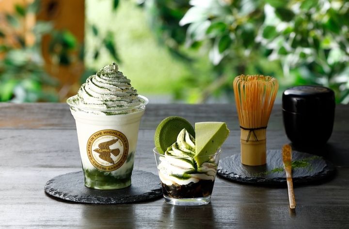 左から「フロマージュドリンク抹茶」780円、「チーズケーキサンデー抹茶」750円