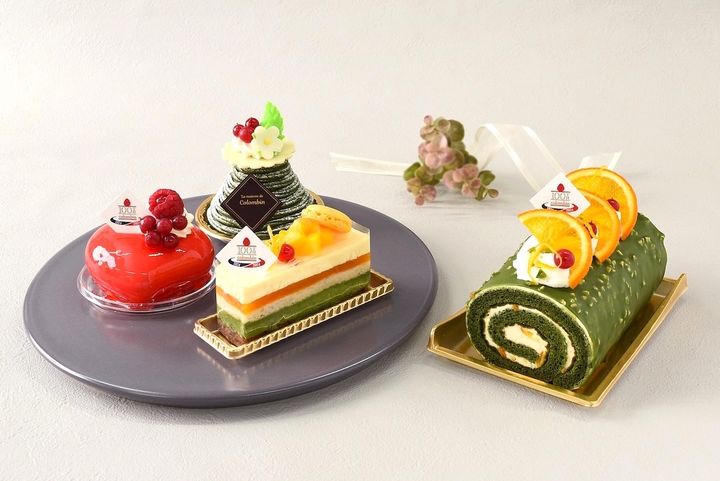 左 手前から時計回りに「プランタン」648円、「フリュイルージュ」756円、「抹茶のモンブラン」756円、右「抹茶とオレンジのロールケーキ」1620円