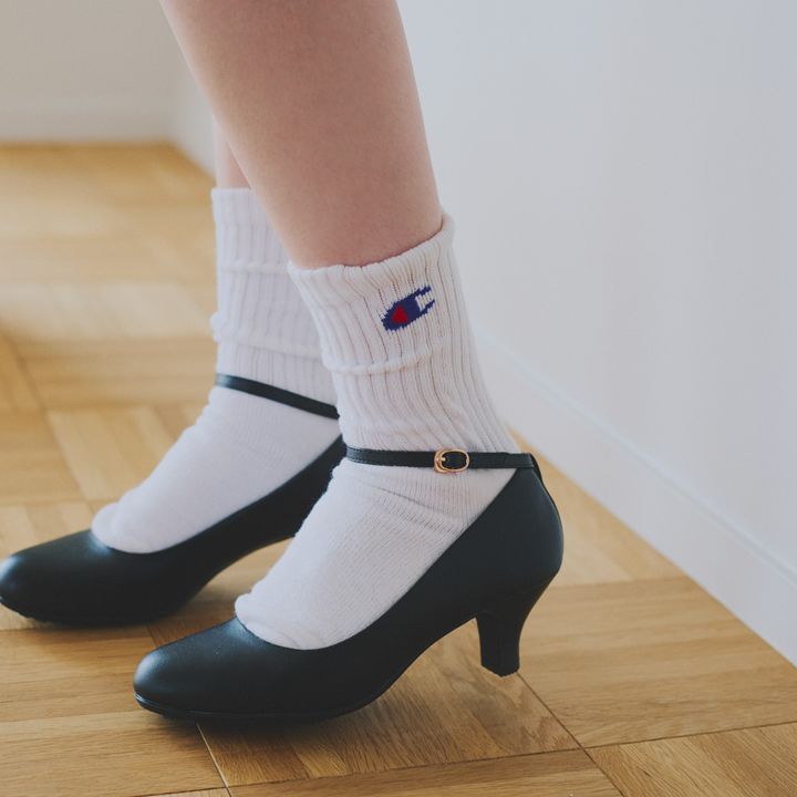 《チャンピオン》のソックスを相反するイメージのヒールに合わせるレディカジュアル【マイスタンダードブック】