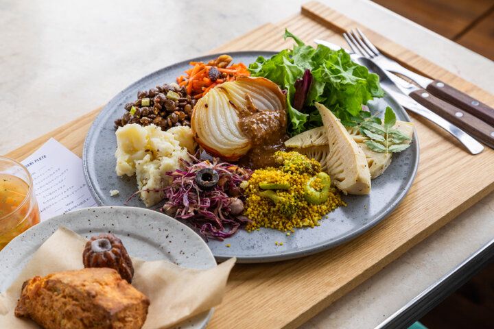 “旅する紅茶”や体に優しい焼き菓子＆デリが味わえる大阪・高槻のカフェ「ROCCA&FRIENDS」