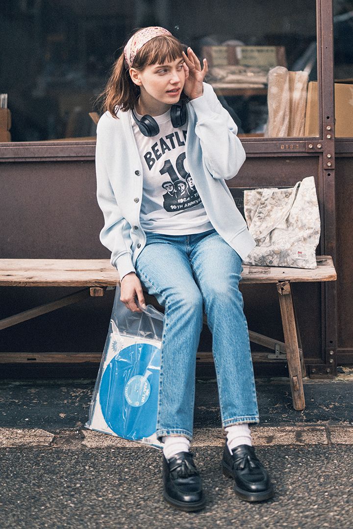 デニムの定番コーデに花柄スカーフを頭に巻いてアップグレード【本日のFUDGE GIRL-5月19日】