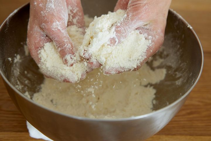 粉類を混ぜ合わせる