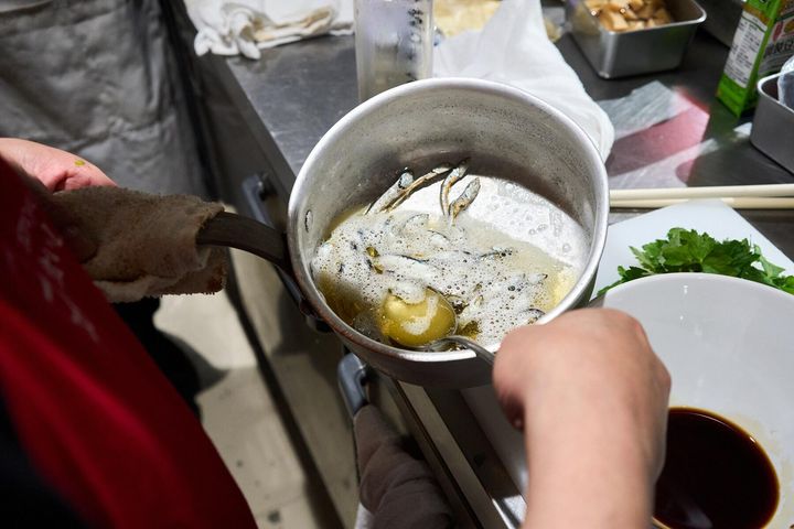 スープを丼に注ぐ