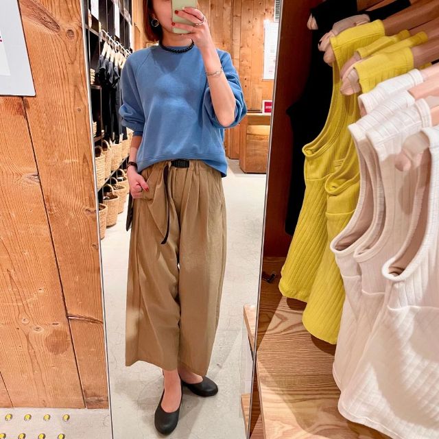 スウェットシャツ(クルーネック長袖)を着用したコーデ