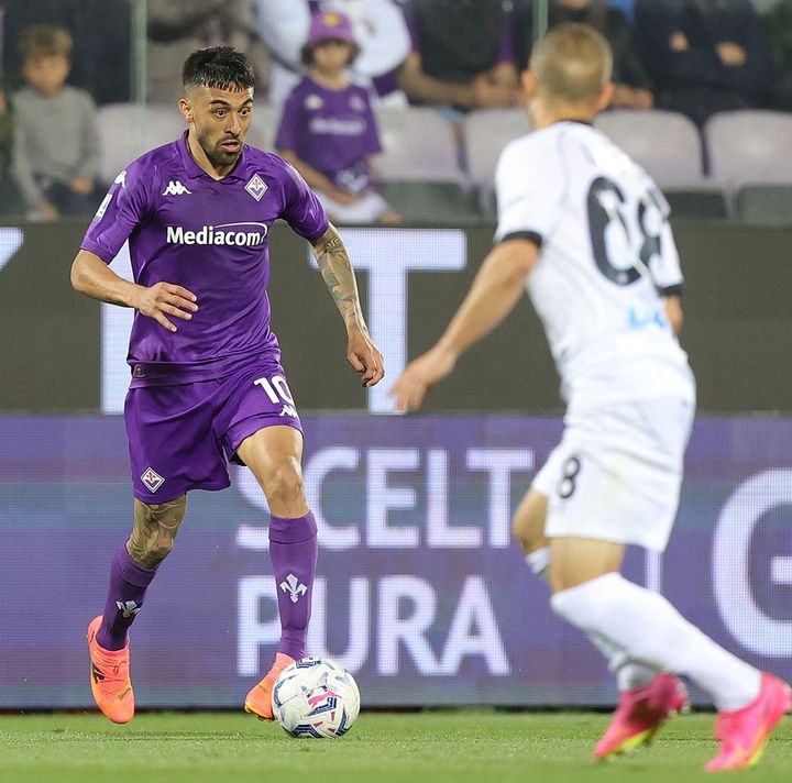 フィオレンティーナ、“クラシックな紫”の2024-25新ユニフォームを発表！シンプルで美しいと好評