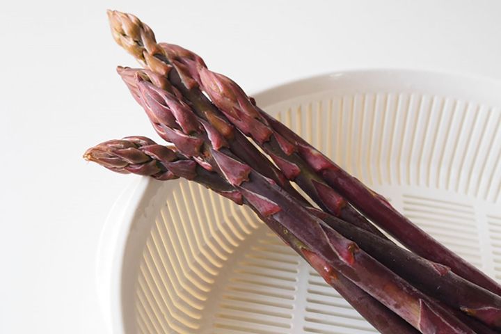 ▲ポリフェノールの一種であるアントシアニンが多い、紫アスパラガス。