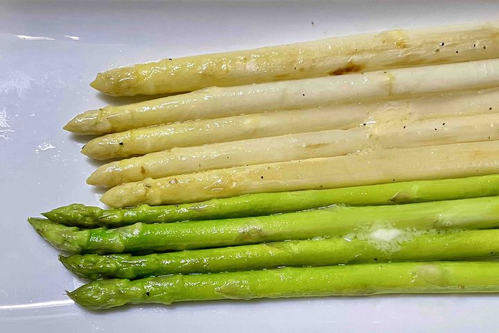 ▲蒸し焼きにすると、グリーンアスパラは程よい歯応え、うまみ、香りが残っていて、ホワイトアスパラガスは甘みが強くジューシーな味わいに感じました。