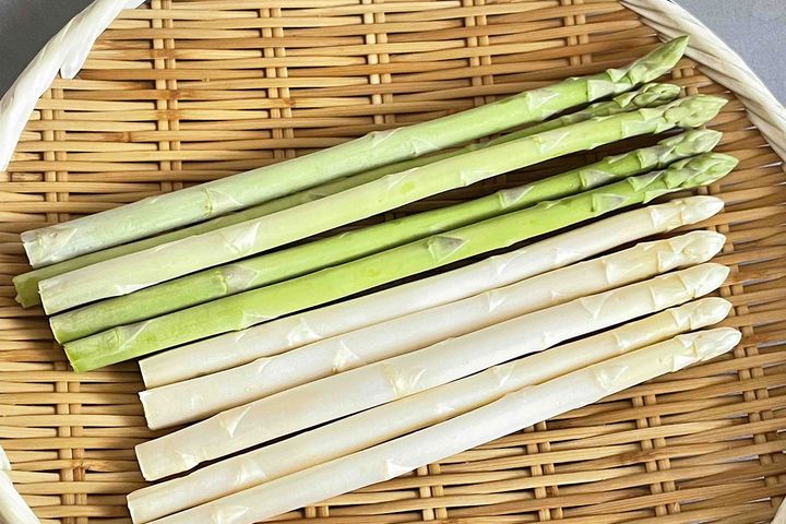 グリーンアスパラガスとホワイトアスパラガスのイメージ