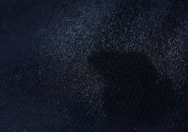 服にダイソーの冷却スプレー（ミントシトラスの香り、100mL）をスプレーした様子