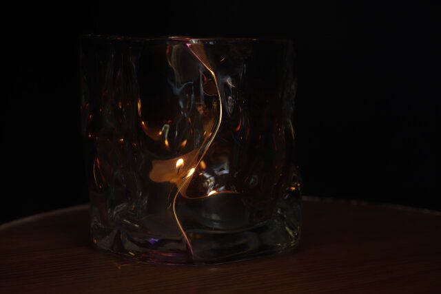 セリアのオーロラグラス ランダムにLEDライトを入れて飾った様子