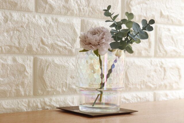 セリアのオーロラグラス ドットに花を飾った様子