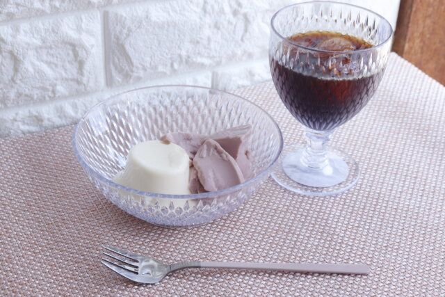 ダイソーのポリスチレンボウル（14.5cm）とポリスチレンワインコップ（280mL）を食卓に並べた様子