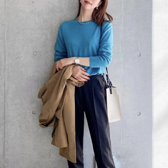 イエベ秋さんのシアンカラーコーデ