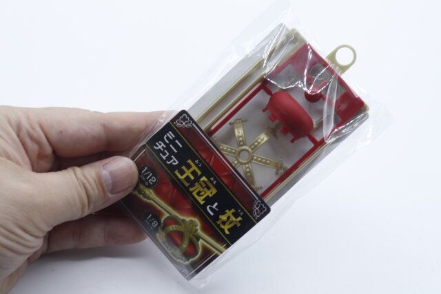 セリアのミニチュア 王冠と杖