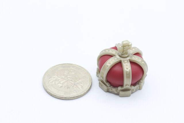 セリアのミニチュア 王冠と杖のサイズ感