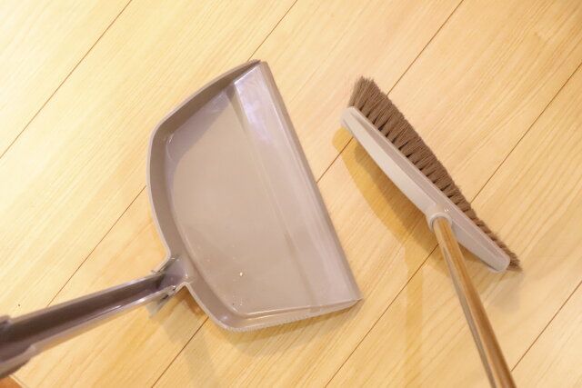 ダイソーのステンレスほうきセットで床を掃除