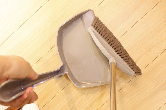 ダイソーのステンレスほうきセットで床を掃除