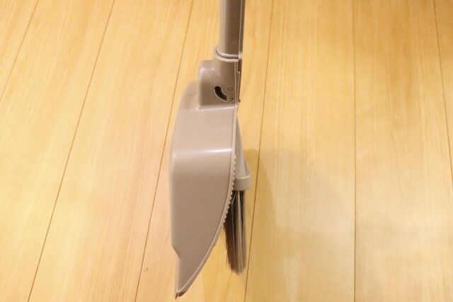 ダイソーのステンレスほうきセットを横から見た様子
