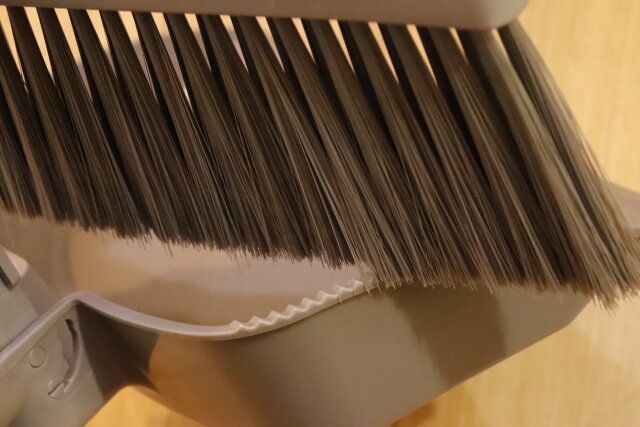 ダイソーのステンレスほうきセットのちりとりの機能