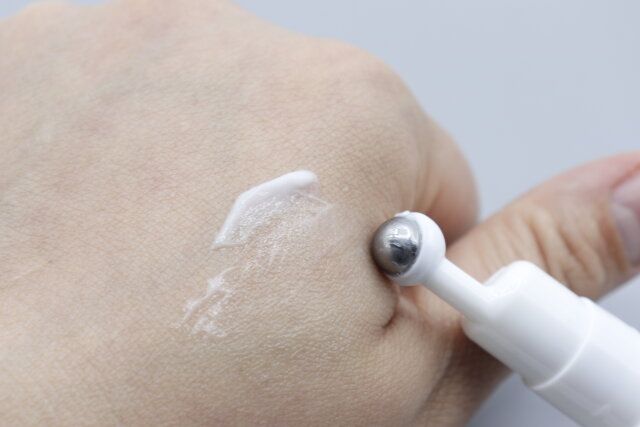 ダイソーのマッサージできるアイクリーム真空容器（ロールタイプ、6mL）