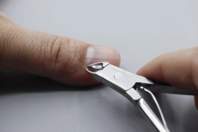 ダイソーのステンキューティクルニッパーでネイルケア