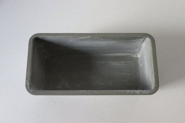 バニラホワイトチョコパウンド レシピ 型にバターを塗り強力粉をはたく