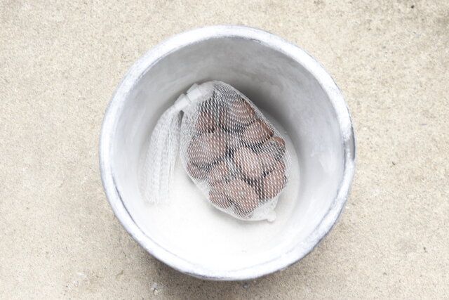 ダイソーのネット入り鉢底石は色々な形状の鉢に使える