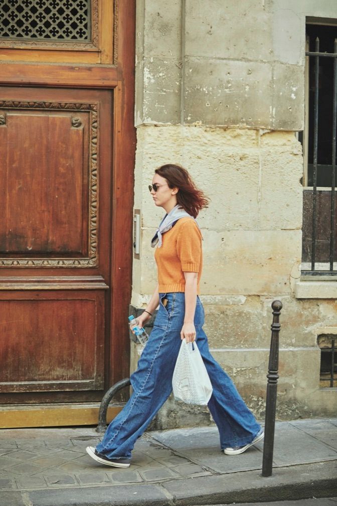 デニム×爽やかなオレンジ色のサマーニットでレトロなフレンチコーデ