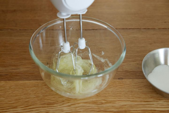 卵白を泡立てる