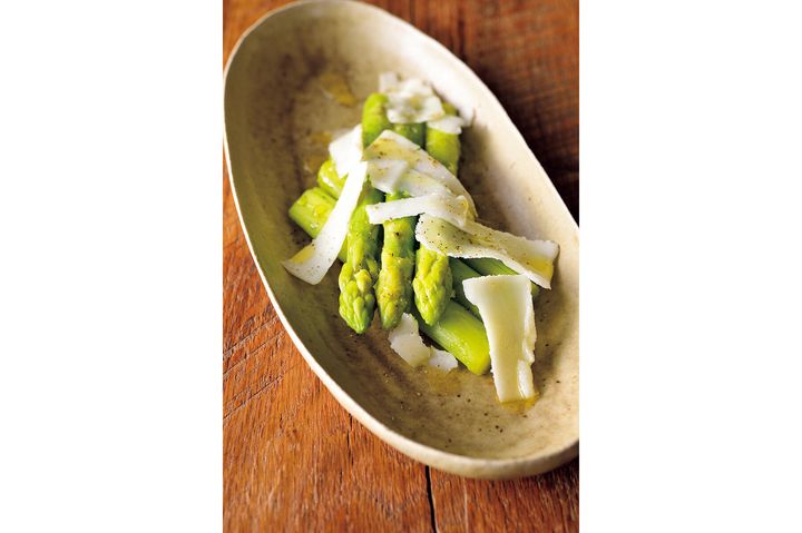 柔らかな塩味が引き立てる“アスパラガスのペコリーノ・トスカーノがけ”