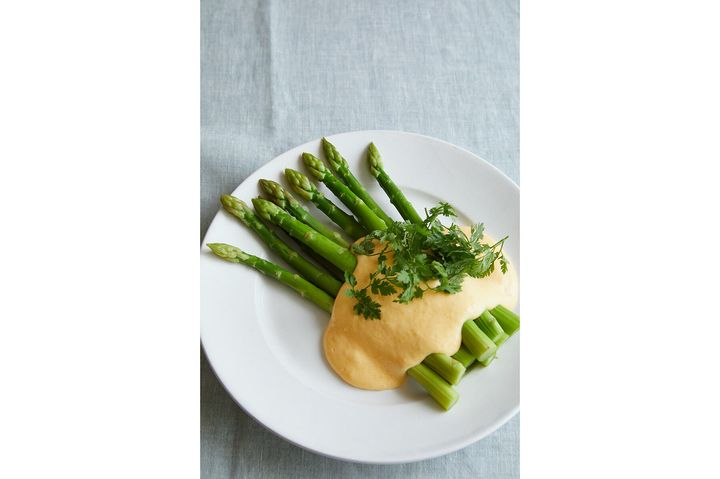 卵黄のソースが素材を引き立てる“アスパラガスの前菜”