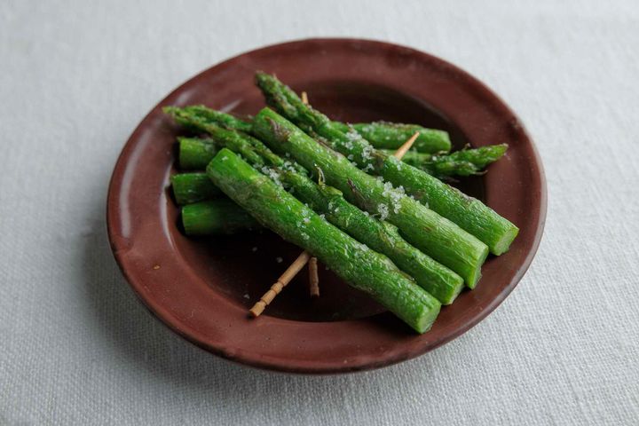 フレッシュな味わいを楽しむ“グリーンアスパラガスの素揚げ”