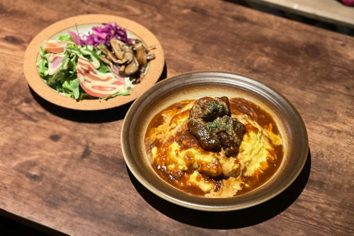 「オムライス デミグラスソース」1400円 ※サラダ・2種のデリ付き