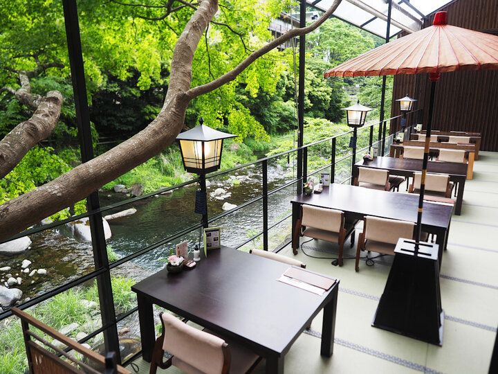 箱根唯一の「川床」でご褒美ランチを♪ せせらぎと緑に癒やされる大人の贅沢空間「牛なべ 右近」