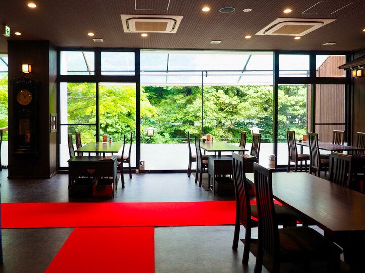 箱根唯一の「川床」でご褒美ランチを♪ せせらぎと緑に癒やされる大人の贅沢空間「牛なべ 右近」