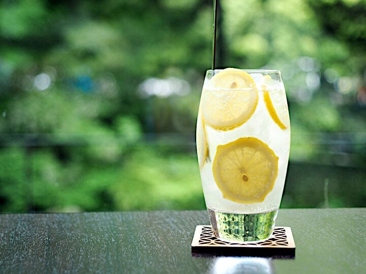 箱根唯一の「川床」でご褒美ランチを♪ せせらぎと緑に癒やされる大人の贅沢空間「牛なべ 右近」