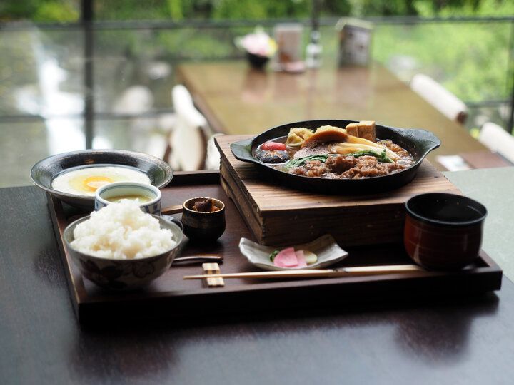 箱根唯一の「川床」でご褒美ランチを♪ せせらぎと緑に癒やされる大人の贅沢空間「牛なべ 右近」