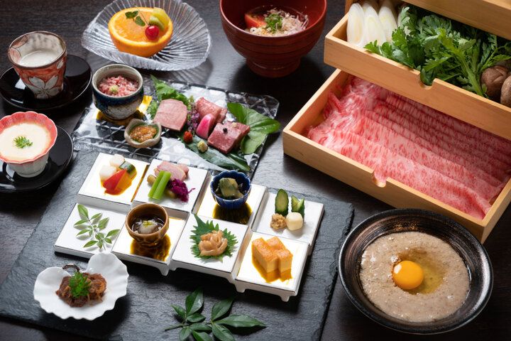 箱根唯一の「川床」でご褒美ランチを♪ せせらぎと緑に癒やされる大人の贅沢空間「牛なべ 右近」