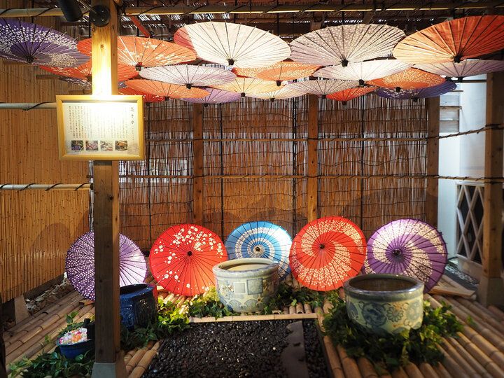 箱根唯一の「川床」でご褒美ランチを♪ せせらぎと緑に癒やされる大人の贅沢空間「牛なべ 右近」