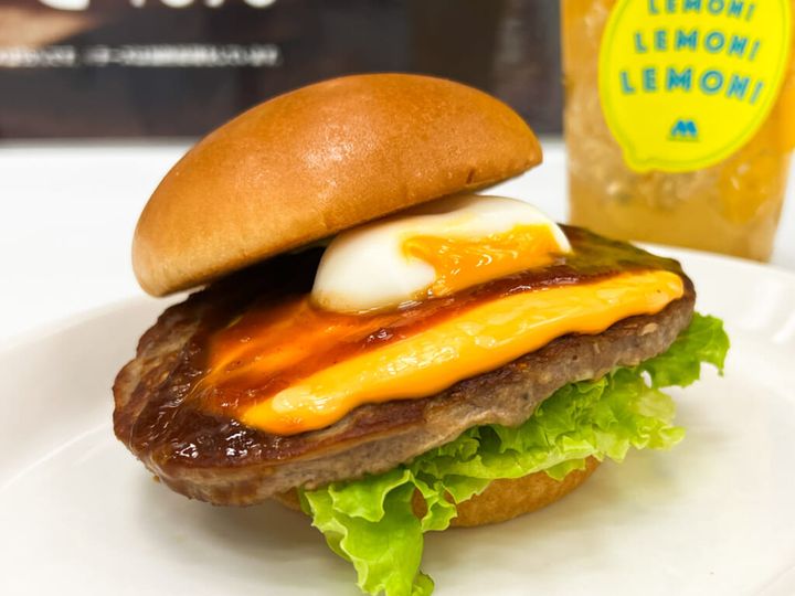 テーブルに置かれた「新とびきり 謹製 とろったま照りやき ～北海道チーズ～」