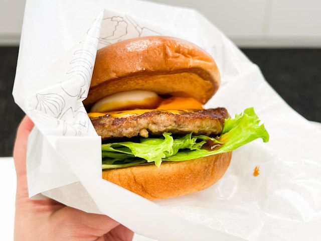 手に持った「新とびきり 謹製 とろったま照りやき ～北海道チーズ～」