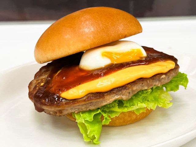 お皿に乗せられた「新とびきり 謹製 とろったま照りやき ～北海道チーズ～」