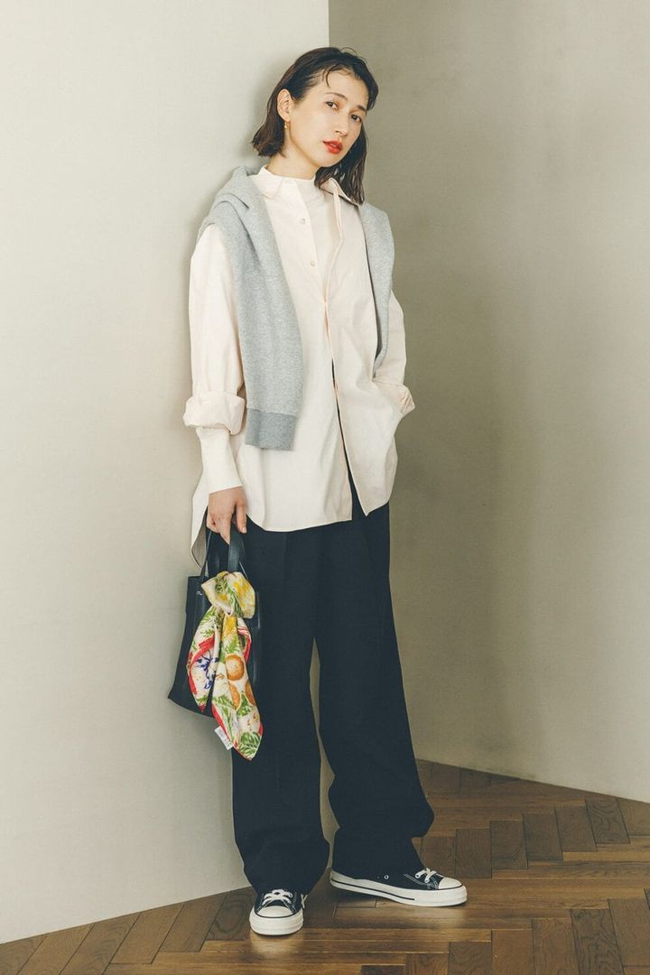 「シンプル服」に合わせるべき、正解メイク&アクセはこれ！【kazumiさんのメイクと服をアップデート①】